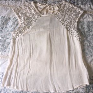 Cream colored Top with gorgeous floral detailing🌺